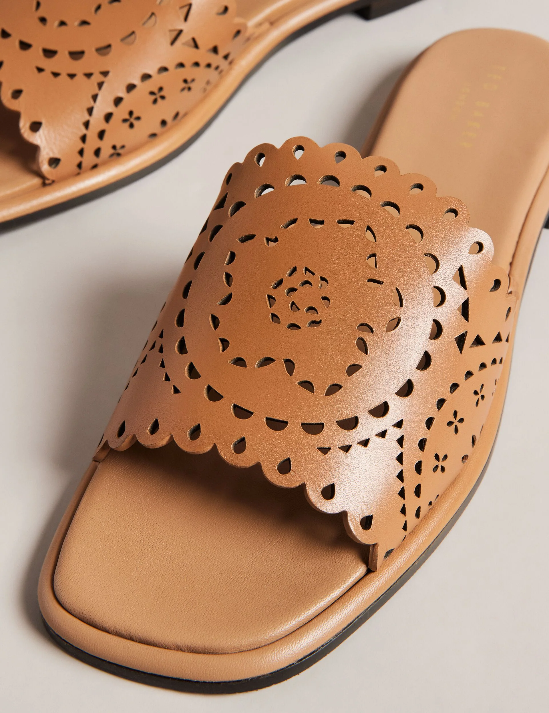 CLOVEI | LIGHT BROWN - Image 2