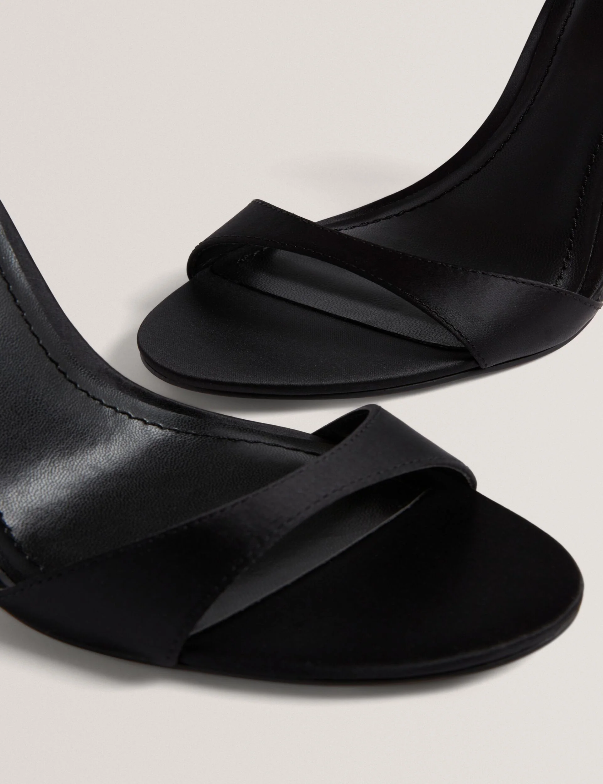 CRIISSY | BLACK - Image 4