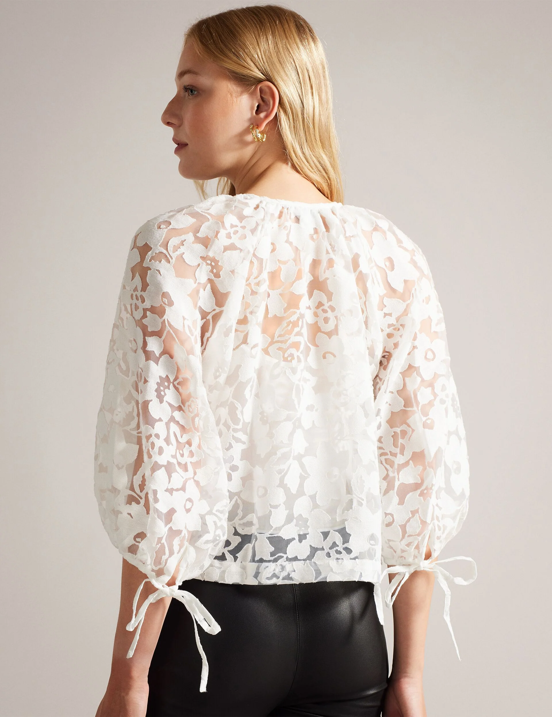 GILLOU | WHITE - Image 4