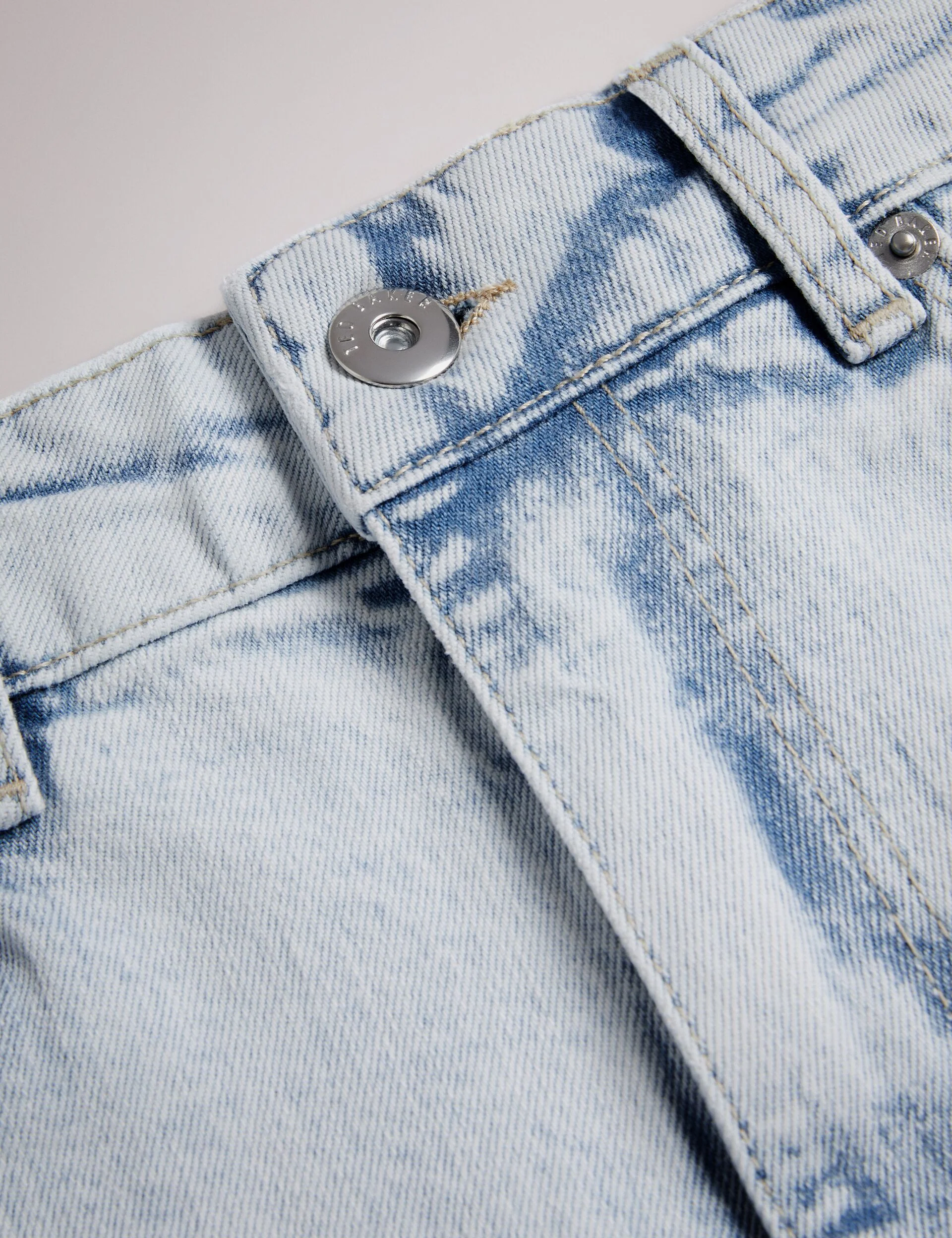 HIGH RISE DENIM SHORT | LIGHT BLUE - Image 5