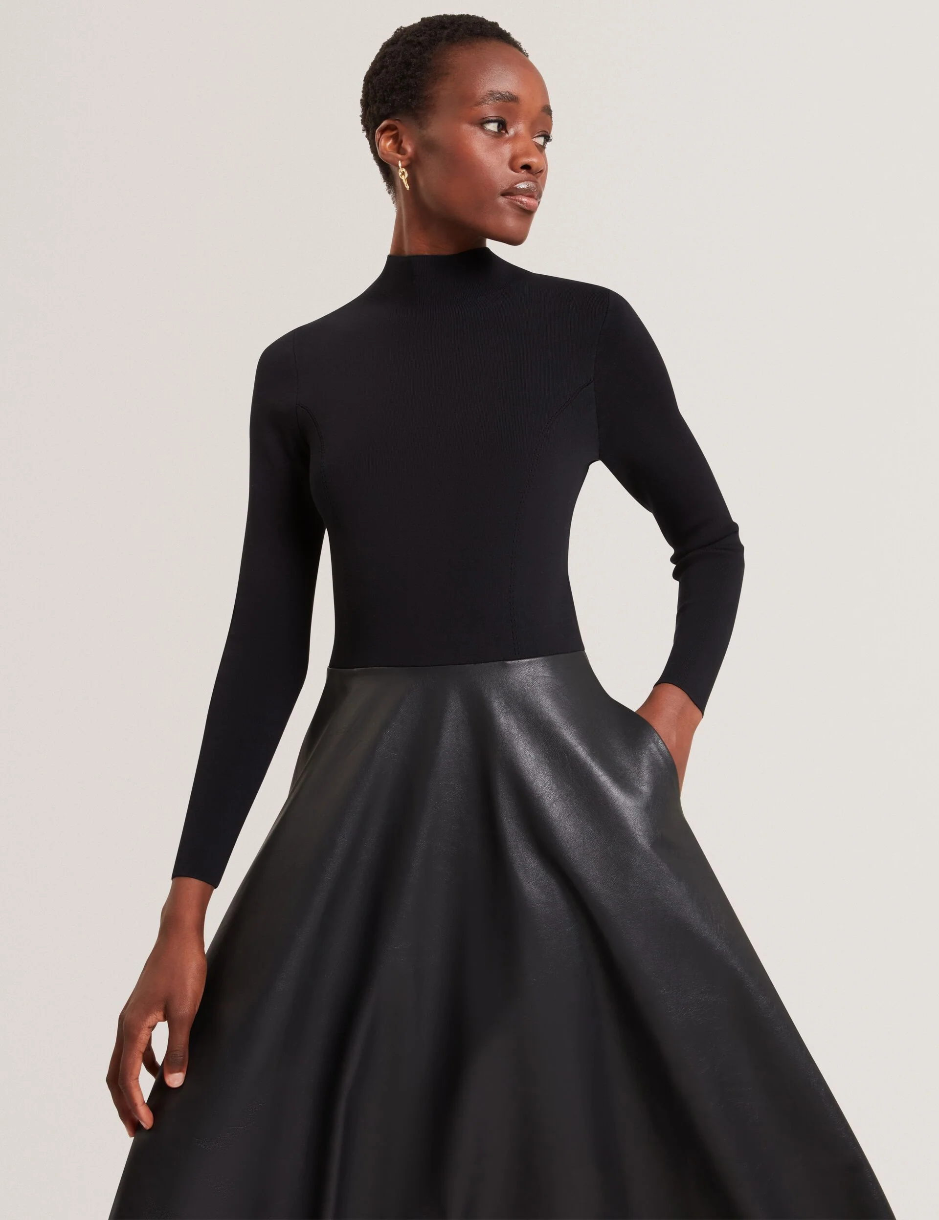 NOVIVA | BLACK - Image 2
