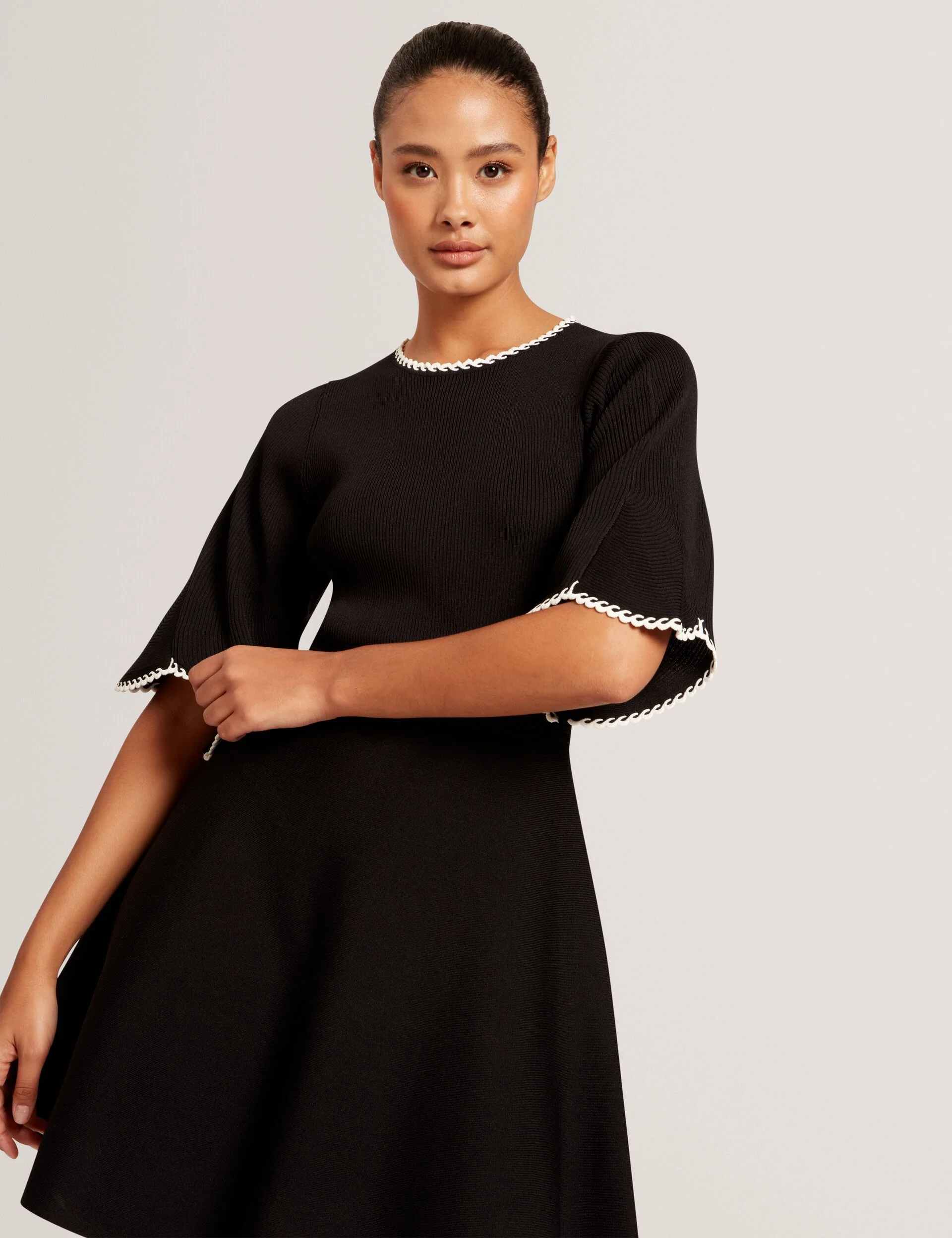 SHORT SLEEVE CREW NECK MINI DRESS | BLACK - Image 2